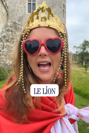 Domitille déguisée en cliché du Lion