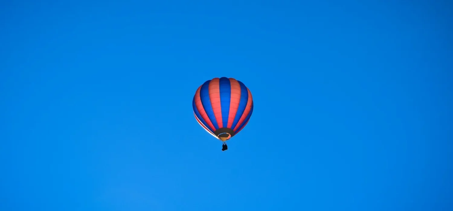 Petite montgolfière seule dans un grand ciel bleu